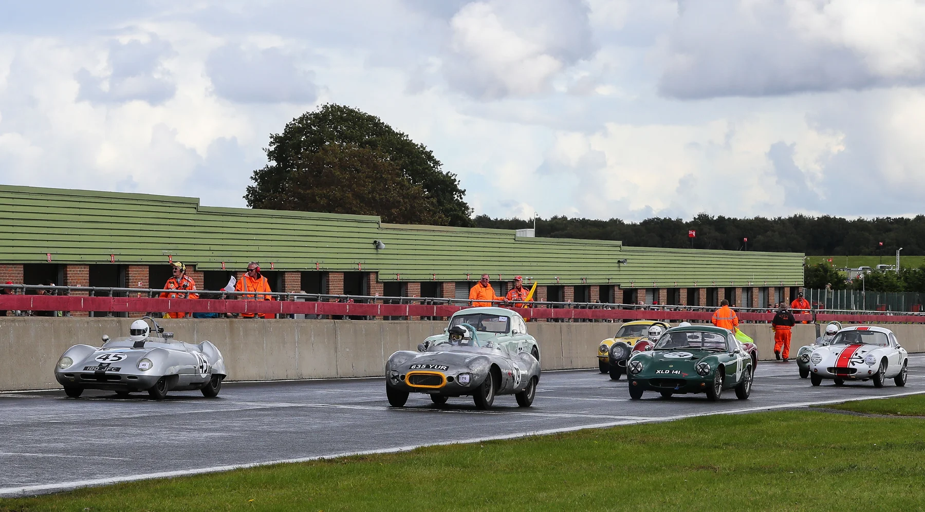 Small but interesting grid lines up for the start minus Brian Arculus in in his Elite which failed on the formation lap. Photo - Richard Styles 