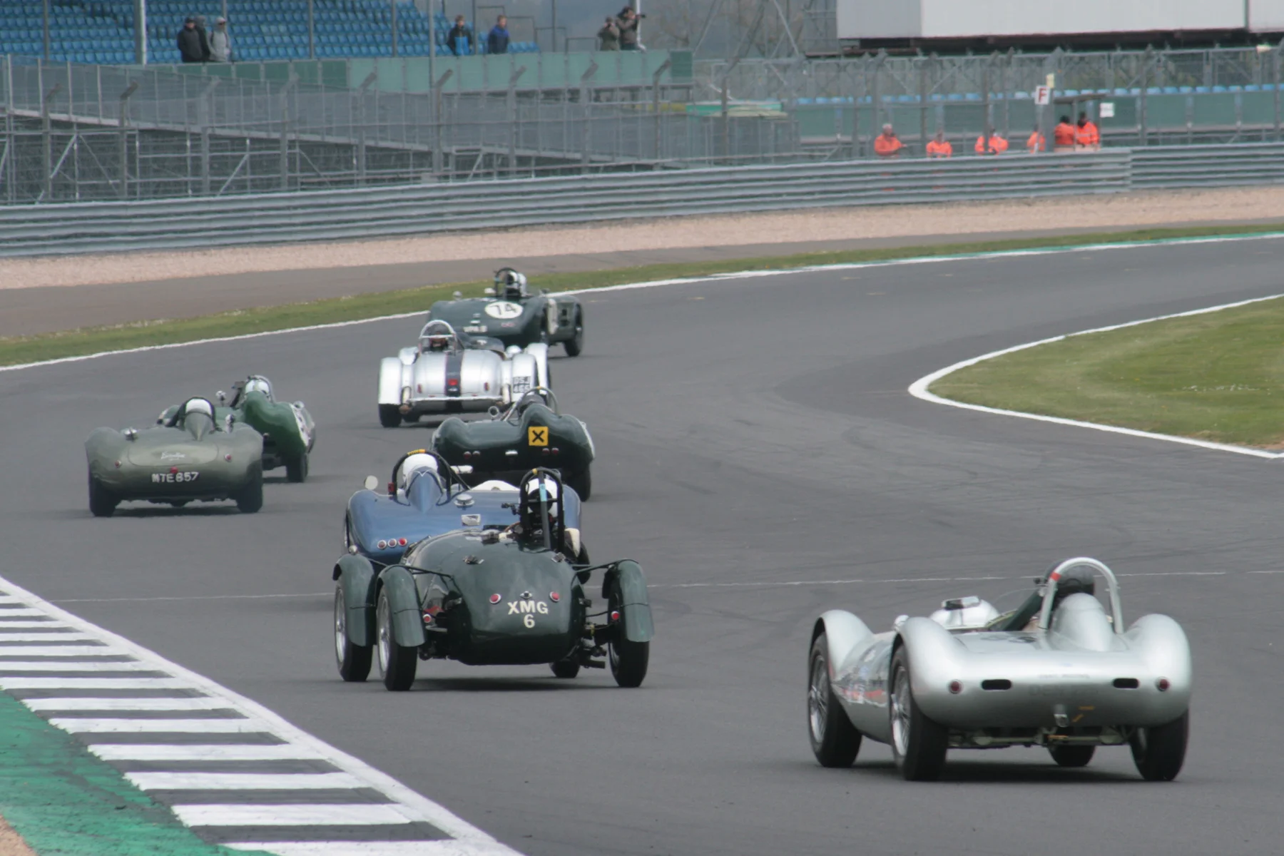 Woodcote and the first two Hawthorn cars are well away out of sight, but Martin Hunt and Chris Keen are already joined in battle for the Tom Cole Trophy. They are followed by 3 more of the Hawthorn Trophy cars and then our FISCAR cars - Richard Tyzack (Kellison), Martin Corfield (FNLMR) and Stephen Bond beginning to close back on them after his tardy start in the Lister Flatiron. Photo - John Turner