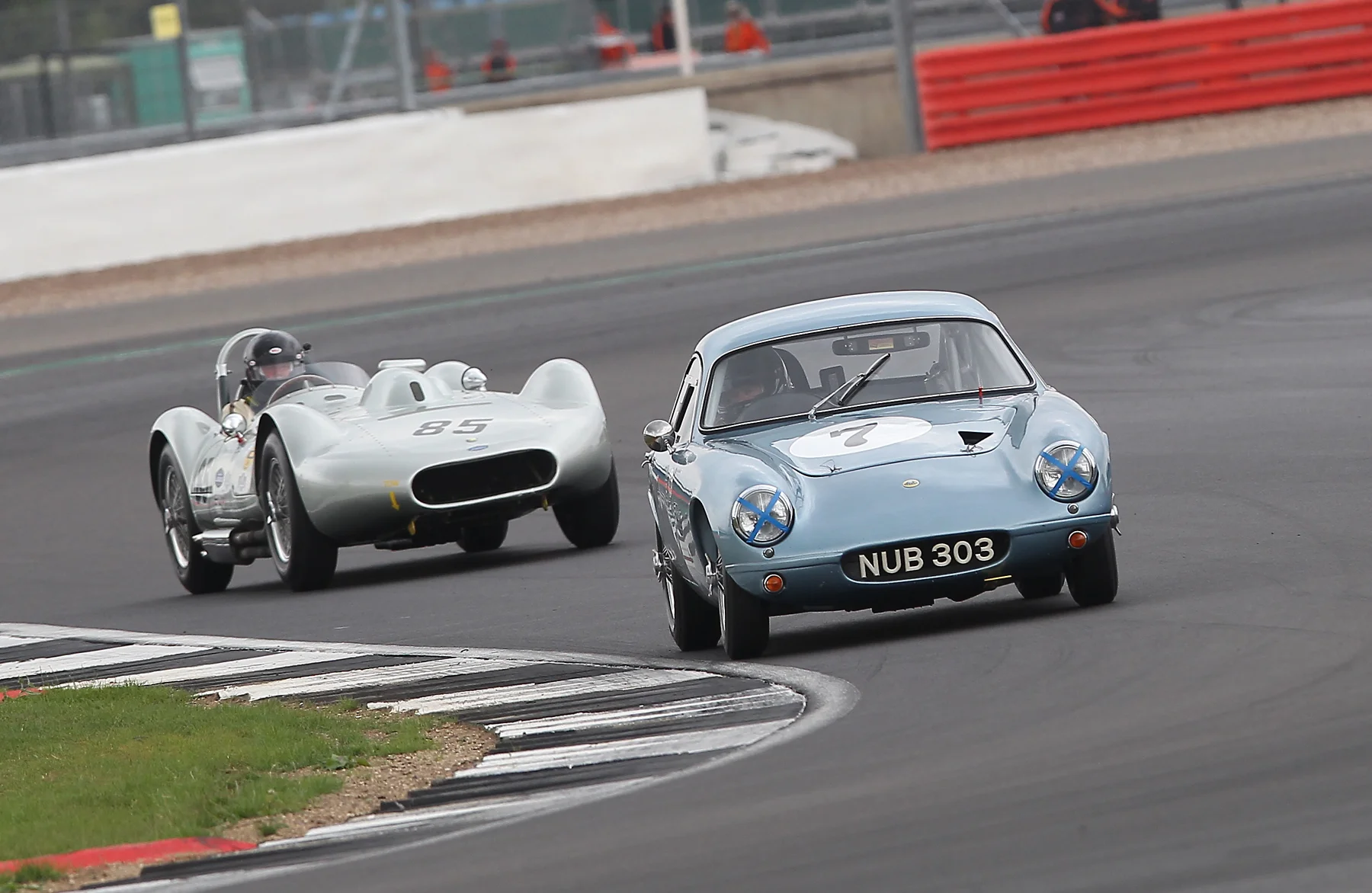 Brian Arculus holds off Stephen Bond Photo - Mick Walker