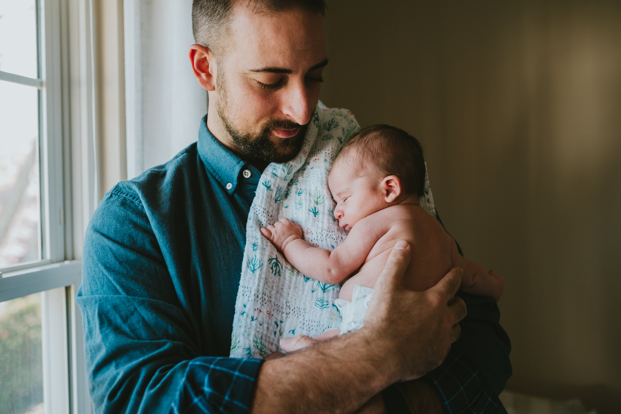 Father-And-Newborn-Son-Portrait