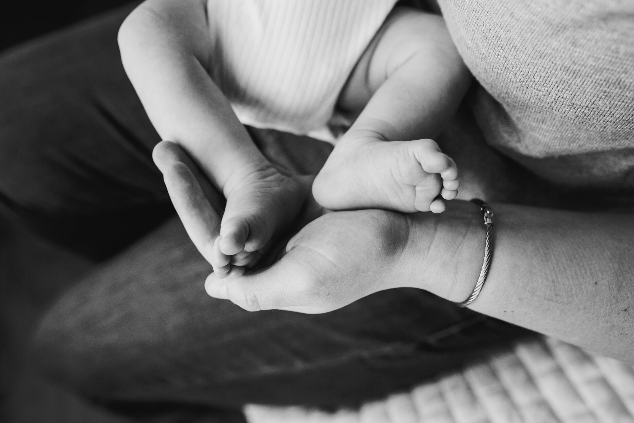 Newborn-Feet-In-Mother's-Hands