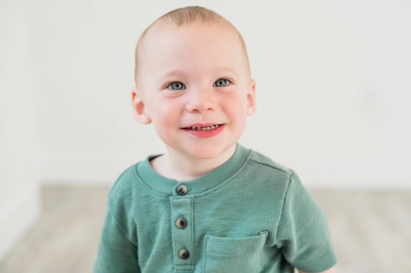 Who is this big kid?! Studio milestone sessions. It's seriously a dream seeing this little boy and his twin brother every 3 months. I don't advertise it much but I do have a membership plan for families who want to document their baby's milestones!

