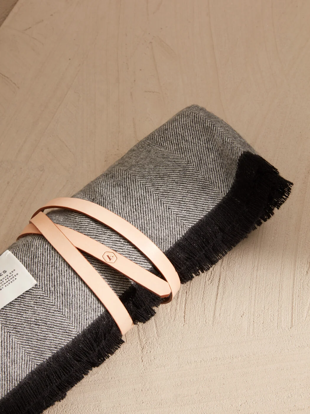 FELLS-ANDES-PLUMA-THROW-BLANKET-ROYAL-BABY-ALPACA-LEATHER-STRAP-LIFESTYLE-DETAIL.jpg