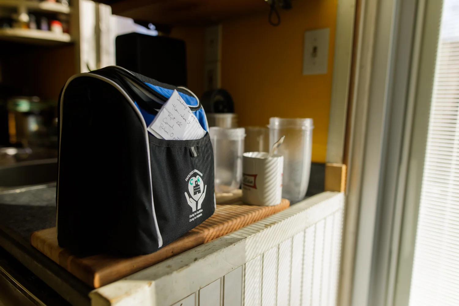 note sticking out of lunchbox