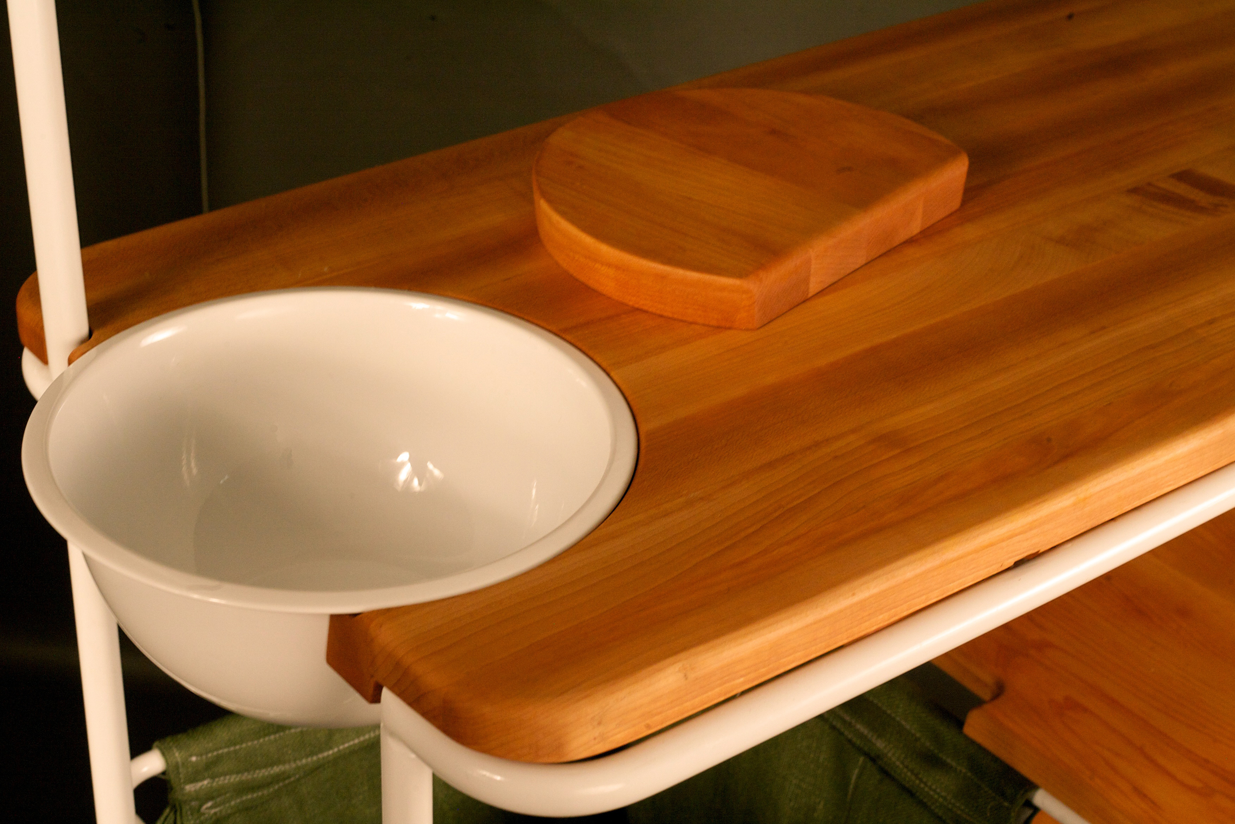 Detail of the removable bowl and cutting board.