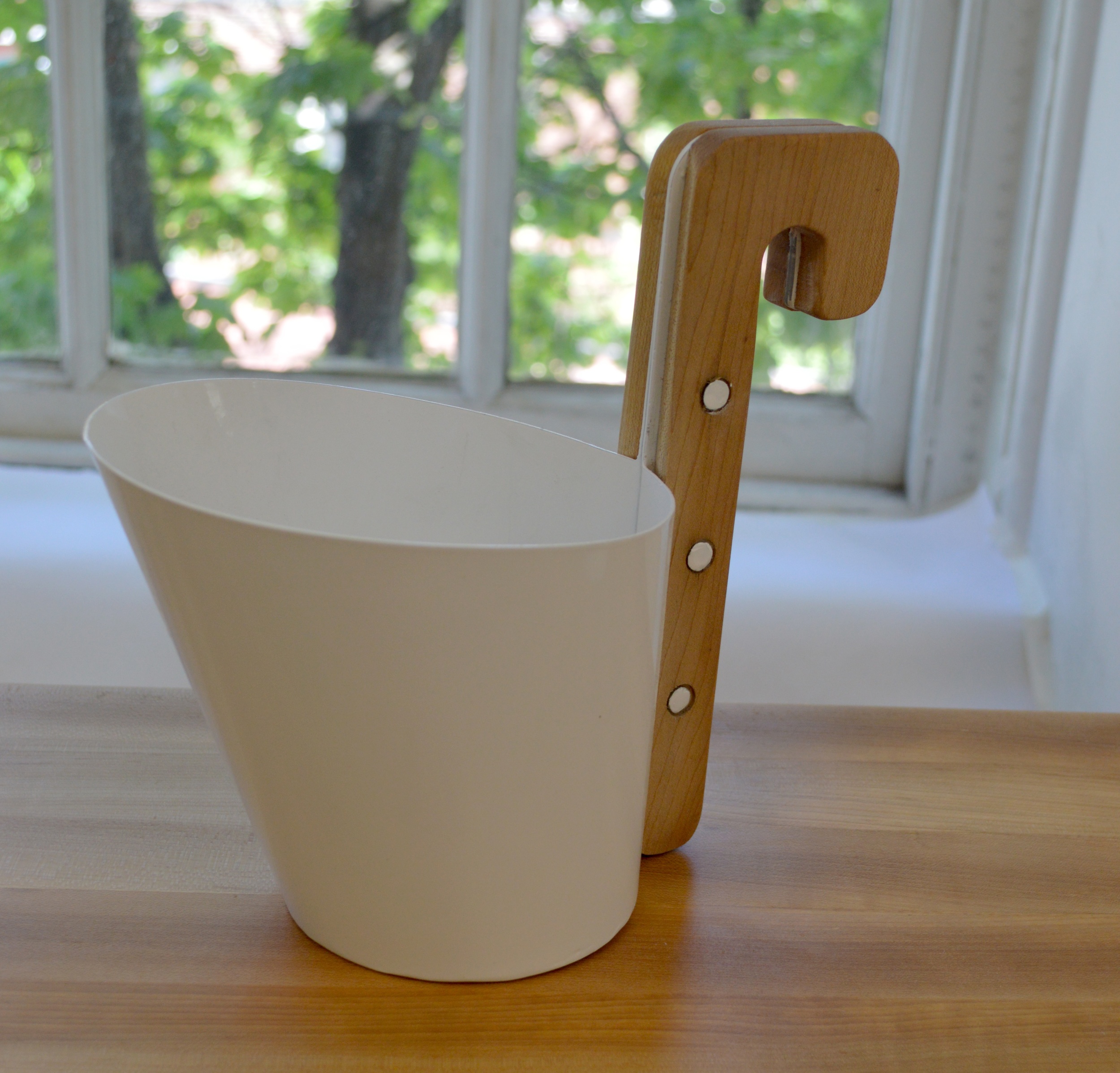 Planters are hung on the kitchen system. You can also store kitchen tools like wooden spoons in the container.