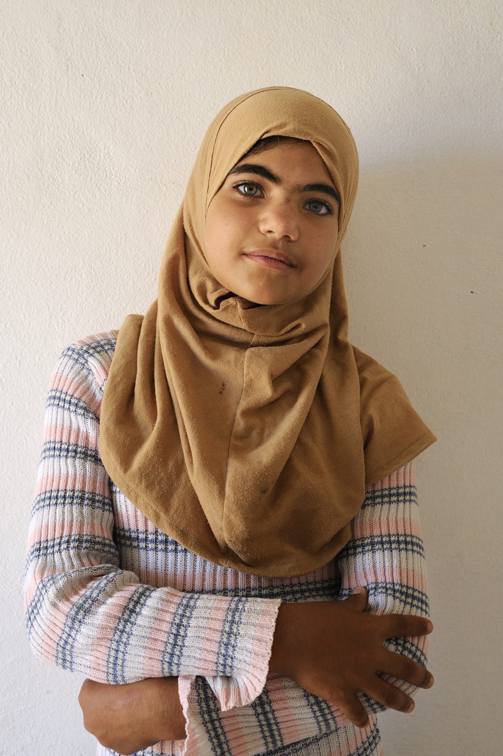 COA-by-thijs-4 Ik ontmoette Safa’a (15) in Al Za’atari, het uitgestrekte vluchtelingenkamp in Noord-Jordanië. Ze was verlegen en stil en het gesprek dat schrijfster Rinke Verkerk met haar voerde vlotte niet echt. Totdat Rinke vroeg of Safaa schreef. Ze haalde een stuk papier uit haar zak en droeg een prachtig zelf geschreven gedicht voor, waarin ze haar verlangen om terug te keren naar Syrië beschreef. Het raakte mij diep; haar verhaal staat in het boek ‘Anything out of nothing’ en een deel van haar gedicht prijkt - in het Arabisch - op de cover van het boek.