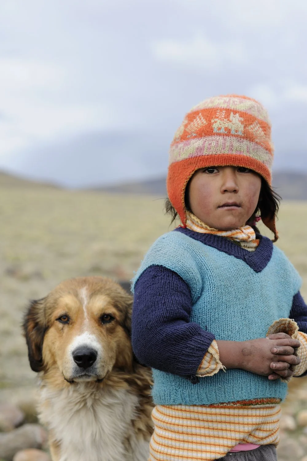 COA-by-Thijs-7 Hoog in de bergen in Peru, ten zuiden van Cuzco, stuitte ik op een kudde alpaca’s die door twee jongetjes en een paar honden werd gehoed. Toen we de auto stopten en een paar foto’s van de schitterende omgeving maakten, kwamen de herders en hun honden enthousiast aangerend. We hebben een paar minuten met elkaar gepraat en ergens tijdens die bijzondere ontmoeting maakte ik dit portret.