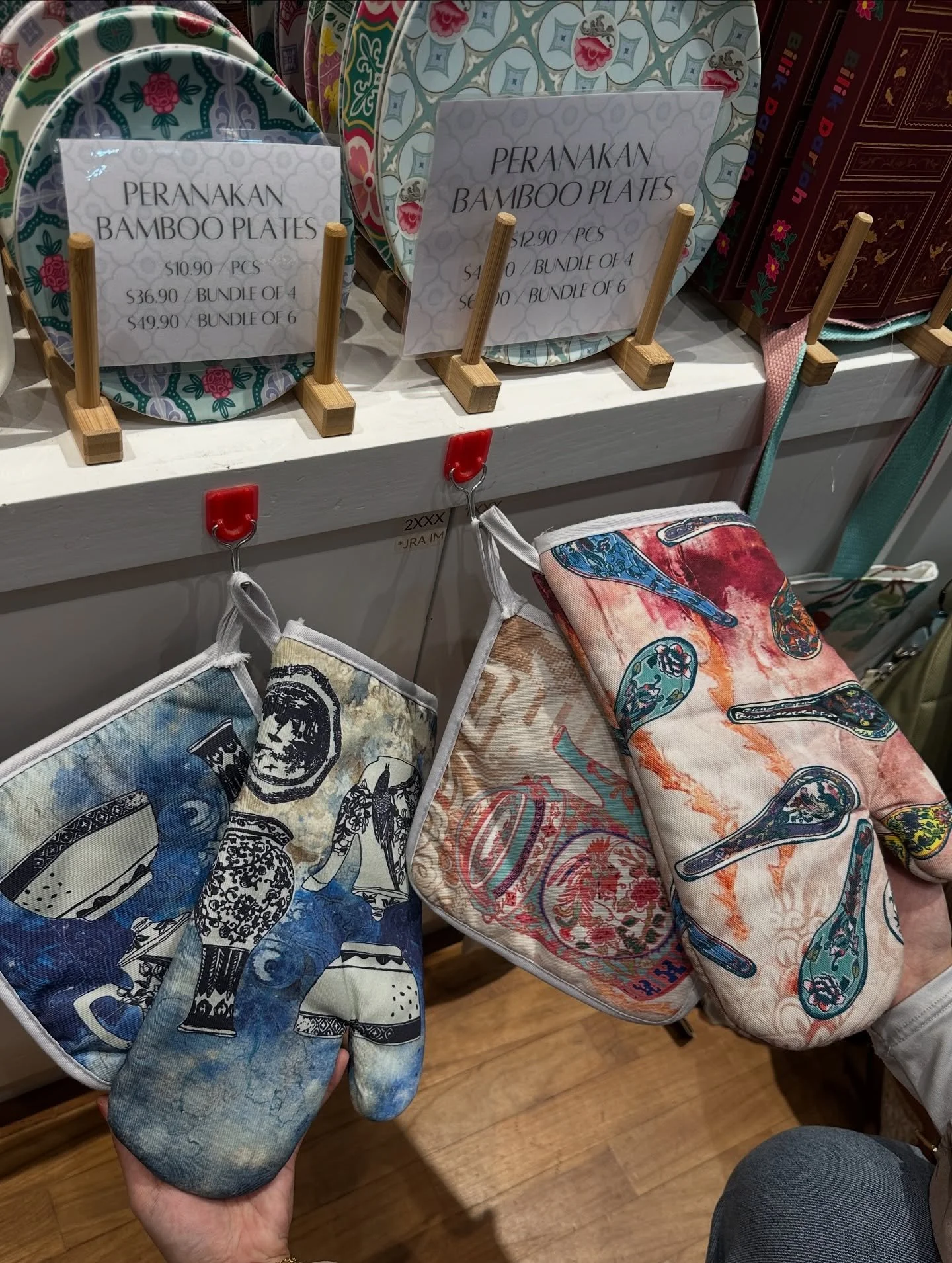 Find Talking Textiles products at Silkwalk! @silkwalksg 

📍Tanglin Mall, 163 Tanglin Rd, #03-101, Singapore 247933

#gifts #giftshop #singapore #artist #souvernirs #artworks #homeware #homedecor