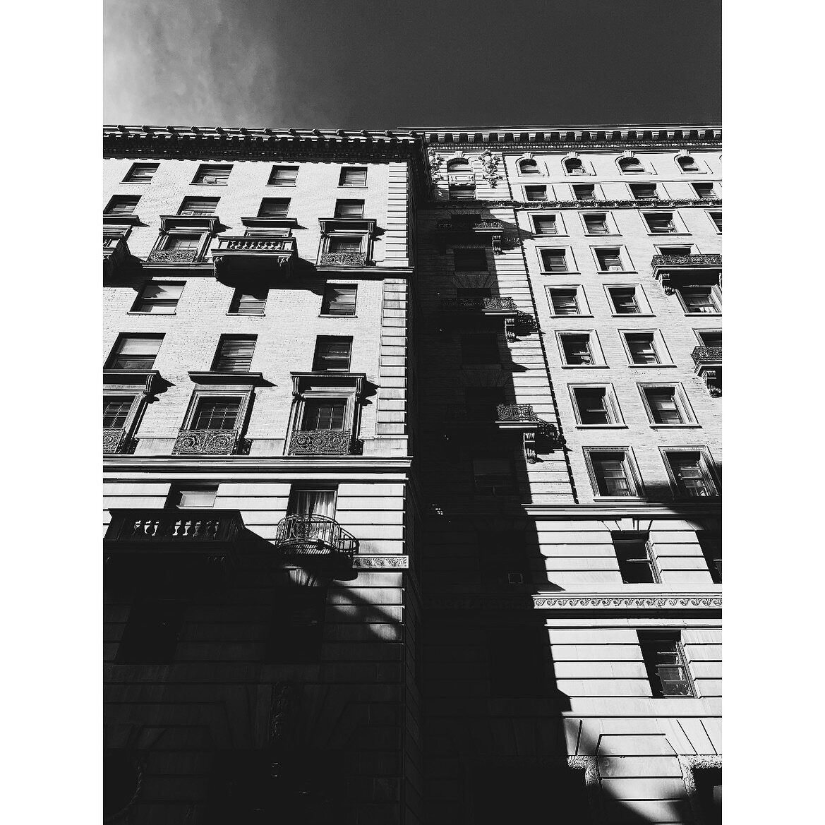 Impose.

#boston #architecture #blackandwhite  #contrast #building #blackandwhitephotography #city