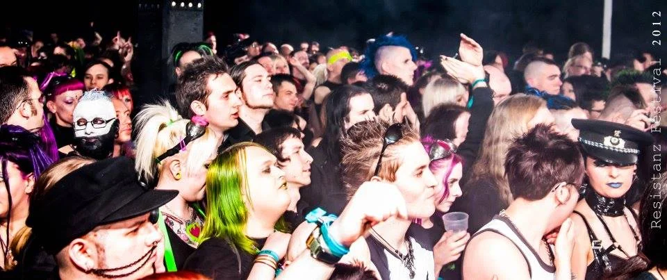crowd2.jpg