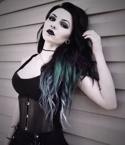Model: Hailee's Comet