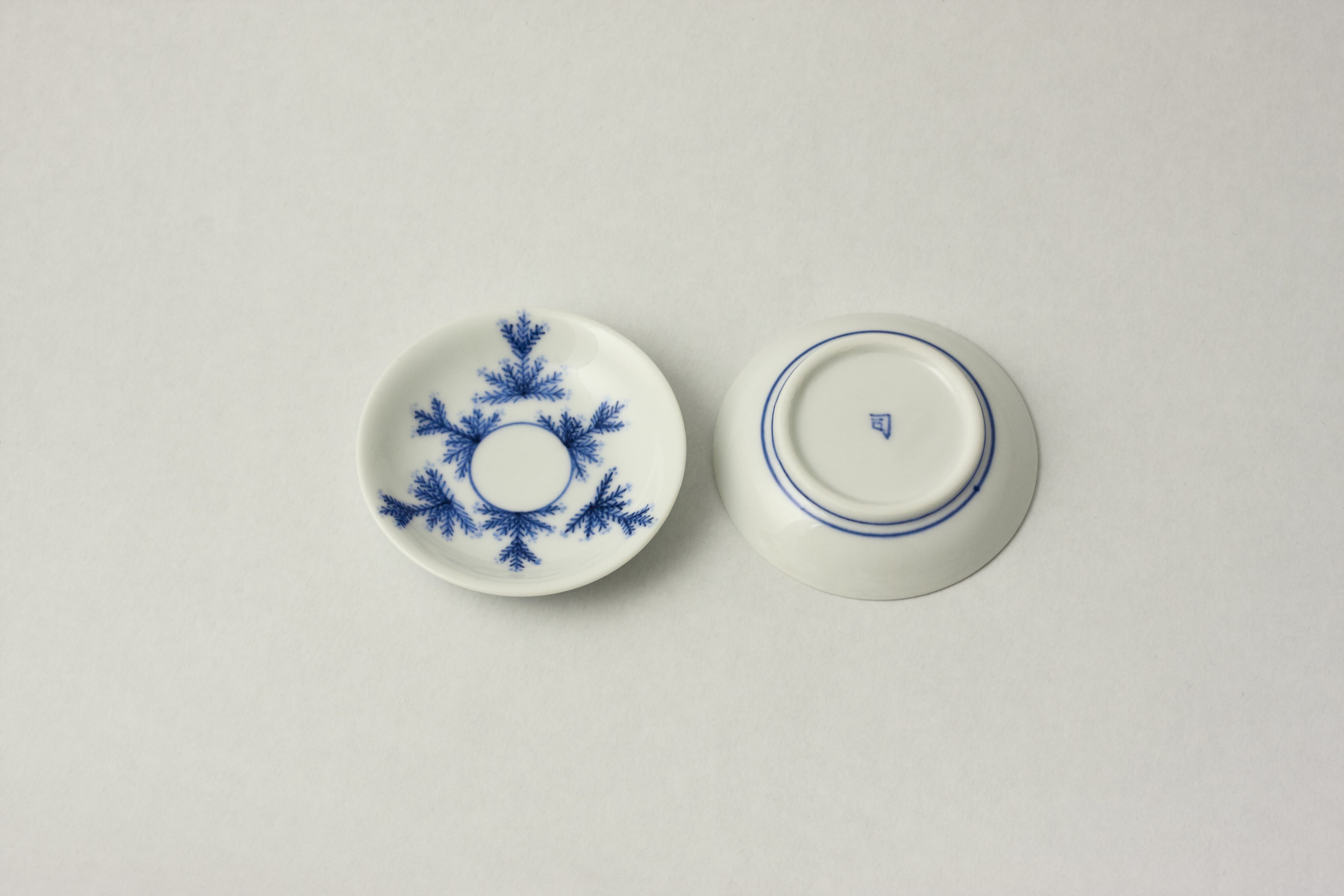 Mini porcelain dish by Tsukasa Momota