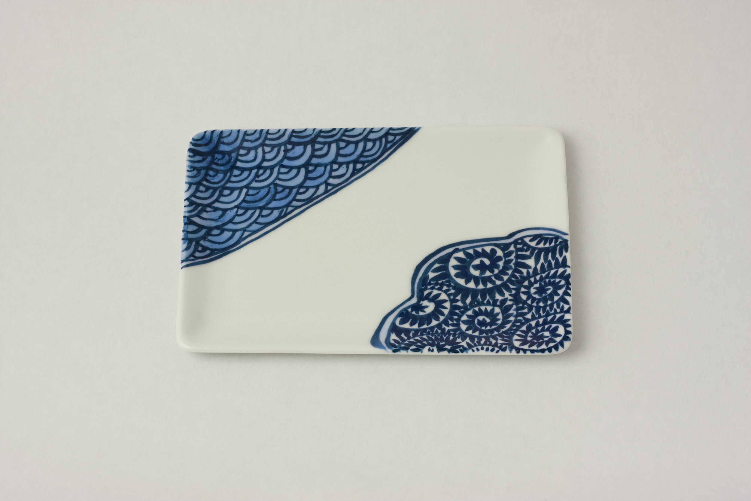 Square Dish, Karakusa Seigaiha, by Tsukasa Momota
