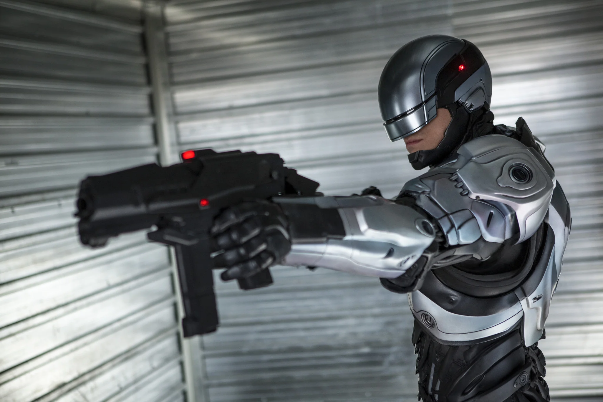 la-et-mn-robocop-remake-movie-reviews-critics-20140211.jpg