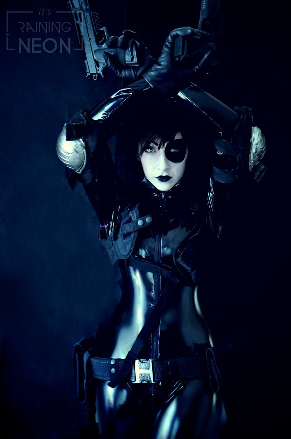 Its Raining Neon is Domino | Photo by: Its Raining Neon