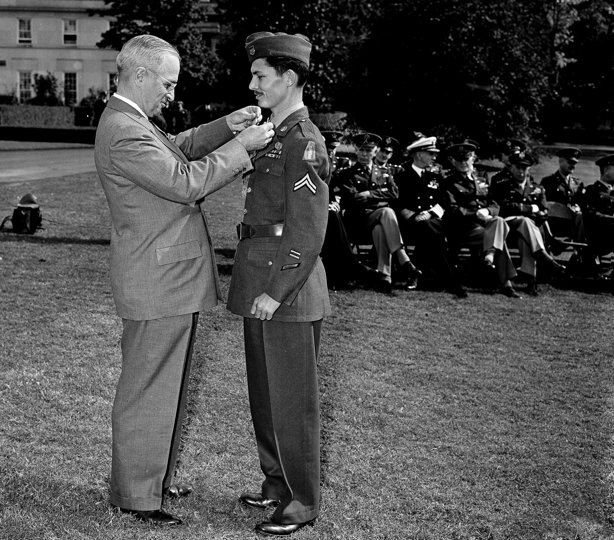 герой советского союза вов медаль. награждение солдат на войне. первым солдатом награжденным. генерал баграмян вов. латышские стрелки первая мировая.