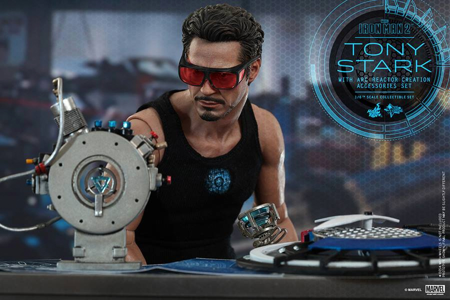 hot-toys-tony-stark-with-arc-reactor-creation-1-6th-scale-set-2.jpg