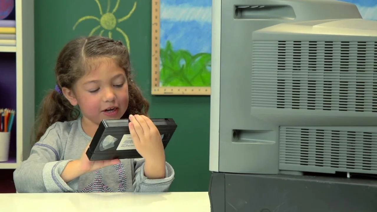 Kids React to Old VCR and VHS Technology — GeekTyrant(02)