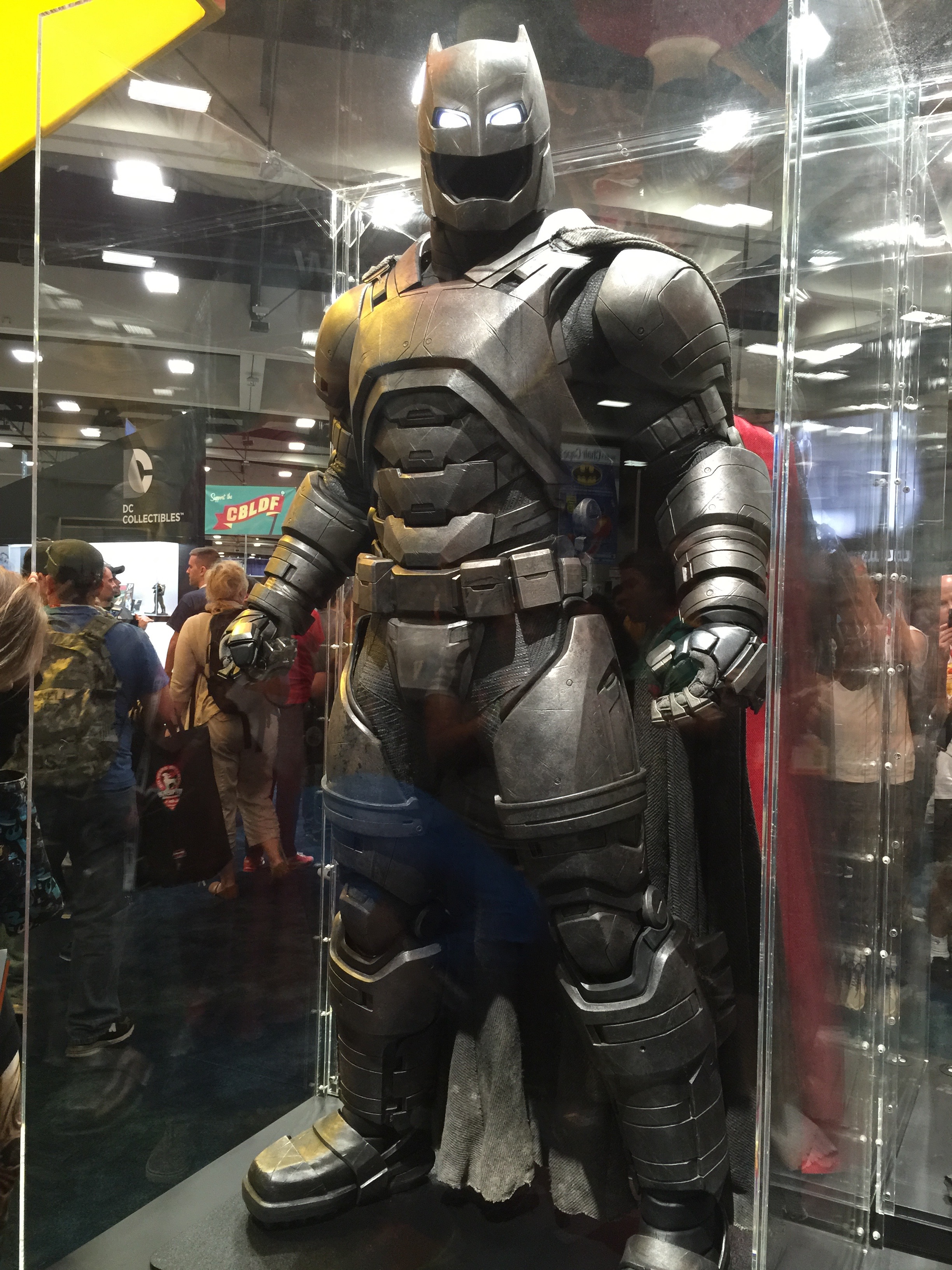 BATMAN V SUPERMAN - Batman Armor, Costume, Weapon, and Prop Photos! —  GeekTyrant