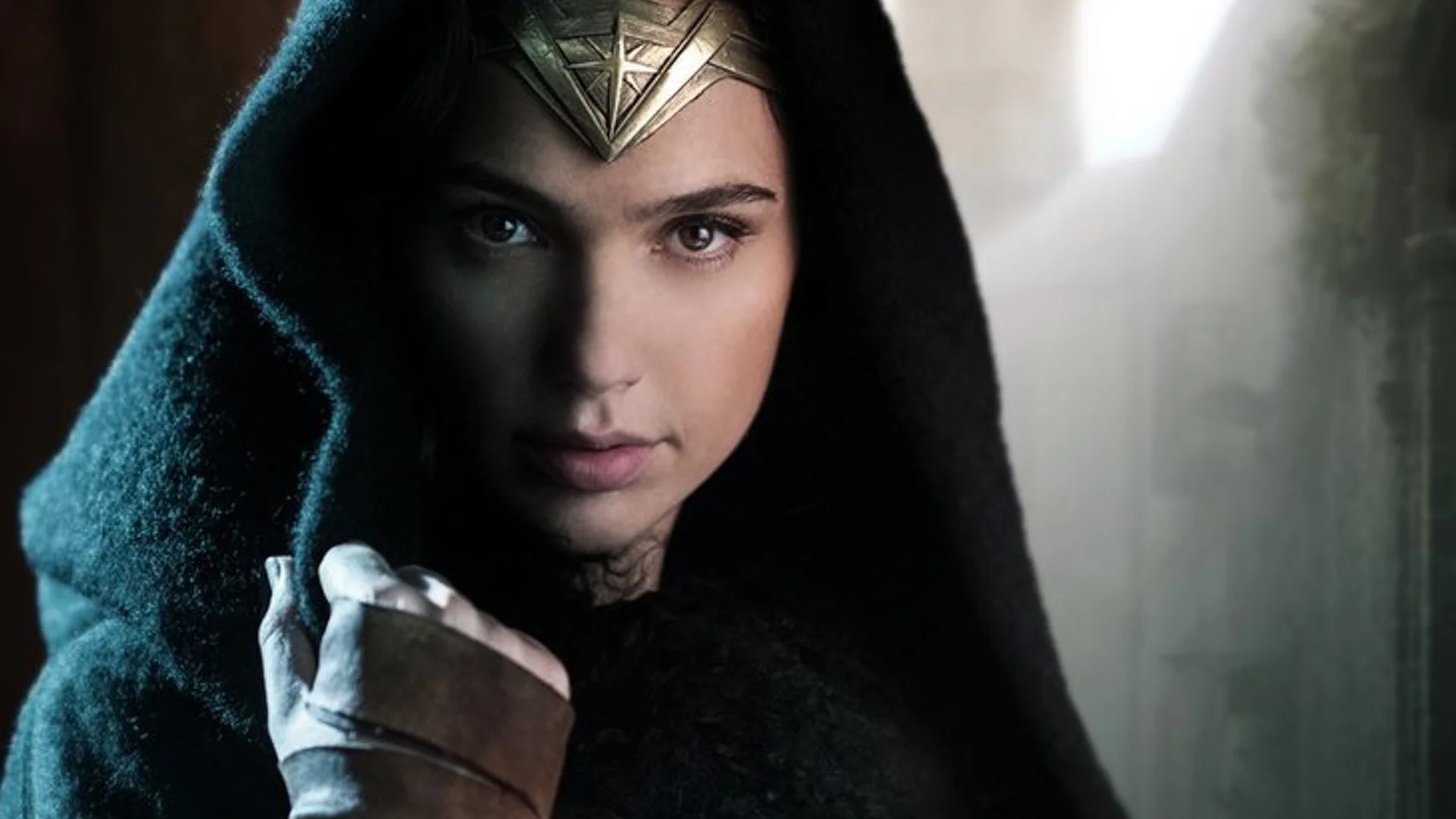 wonder-woman-set-photos-show-chris-pine-escorting-diana-prince-through-a-crowd-social.jpg