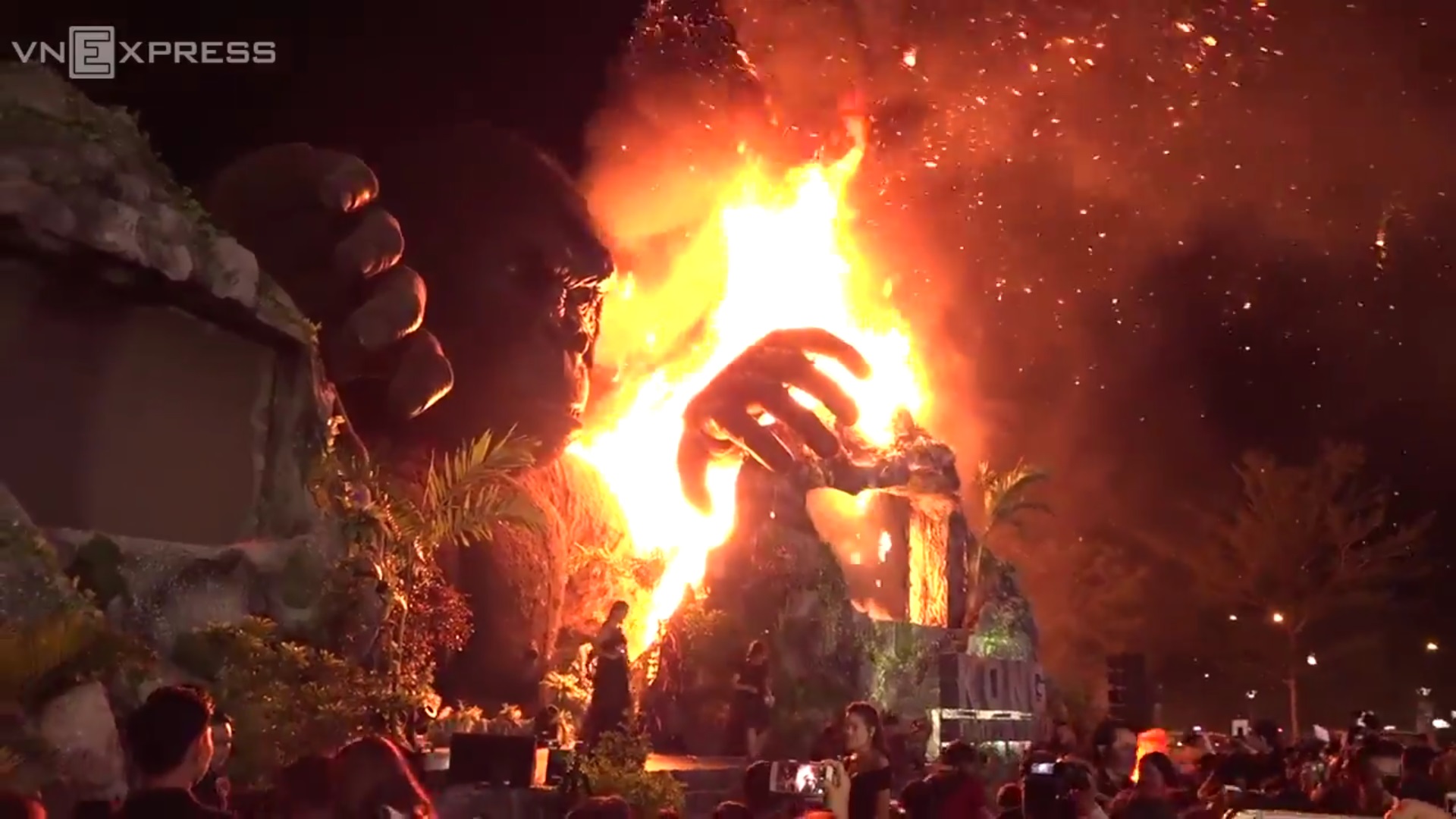 Giant King Kong Catches Fire At Saigon Premiere Of Kong Skull Giant King Kong Catches Fire At Saigon Premiere Of Kong Skull