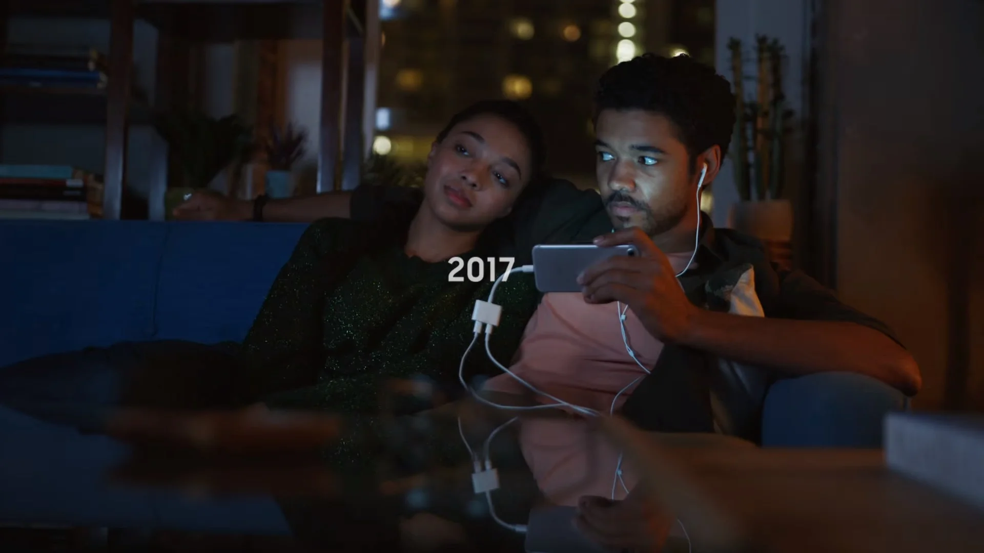 samsung-disses-on-iphones-in-humorous-commercial-social.jpg