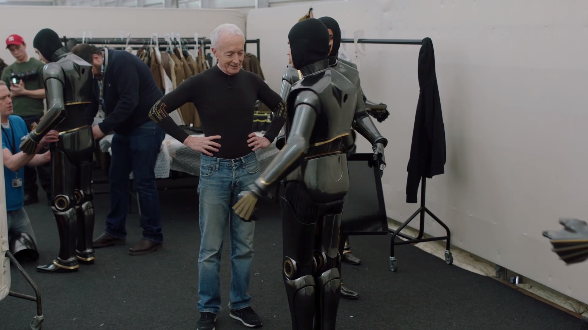 watch-anthony-daniels-teach-actors-how-to-be-droids-for-star-wars-the-last-jedi-social.jpg