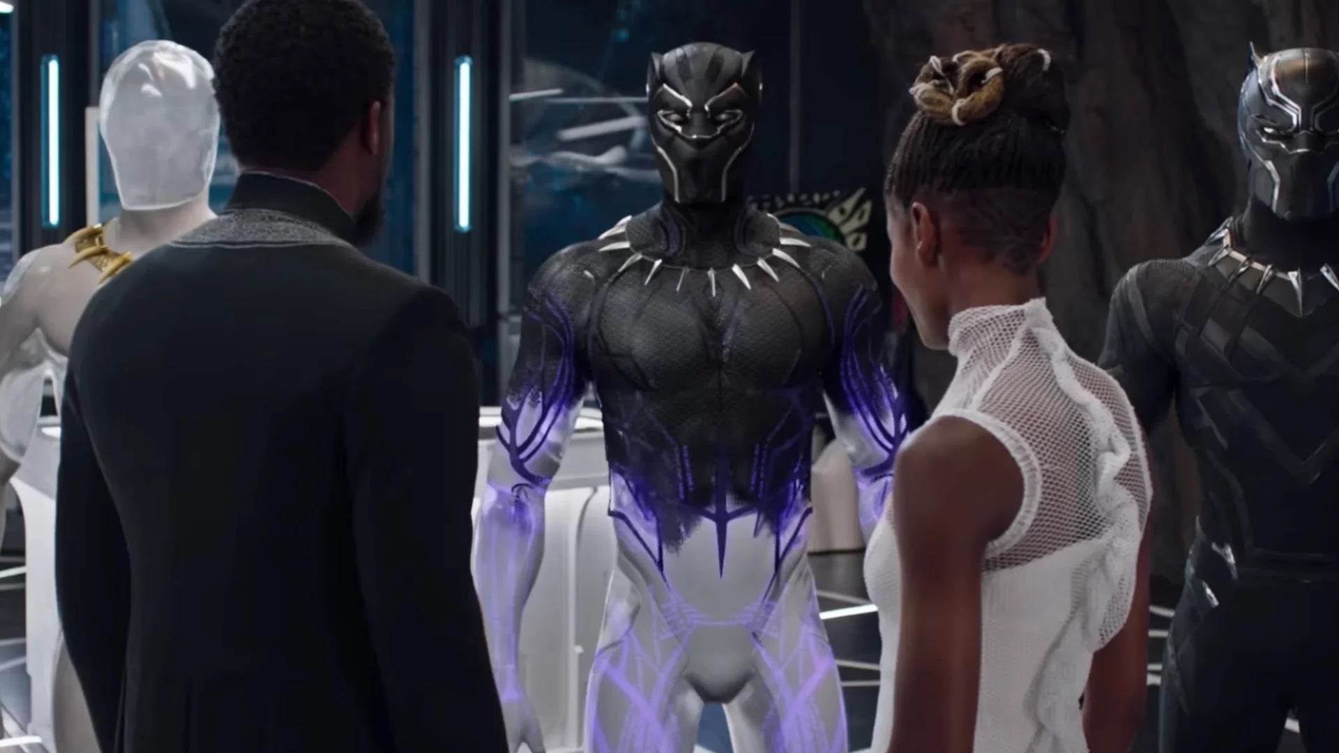 black-panther-gets-a-cool-new-tv-spot-and-a-featurette-focusing-on-the-suits-capabilities-social.jpg