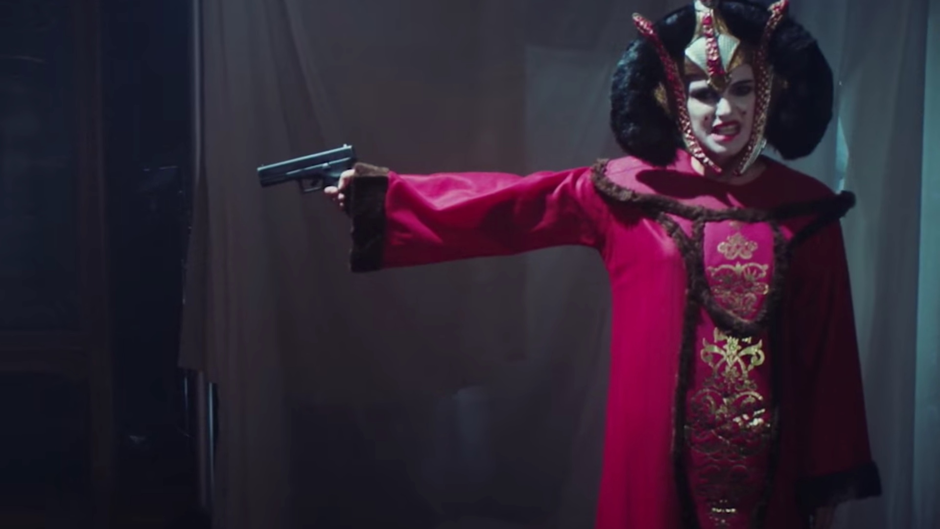 natalie-portman-came-back-to-snl-to-rap-about-the-star-wars-prequels-and-more-social.jpg