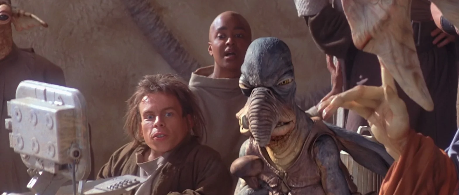 STAR WARS Actor Warwick Davis Plays The Same Character in SOLO That He