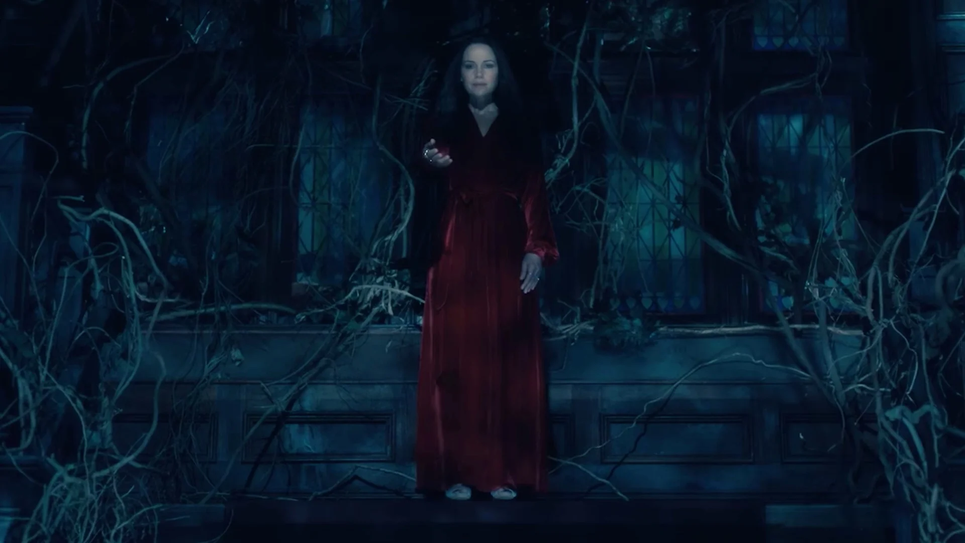 awesomely-creepy-full-trailer-for-netflixs-new-horror-series-the-haunting-of-hill-house-social.jpg