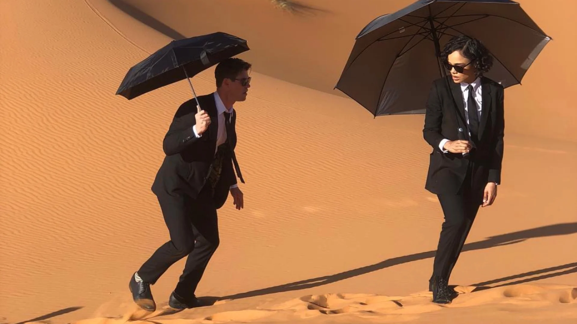 new-men-in-black-photo-shows-chris-hemsworth-and-tessa-thompson-chillin-in-the-desert-social.jpg
