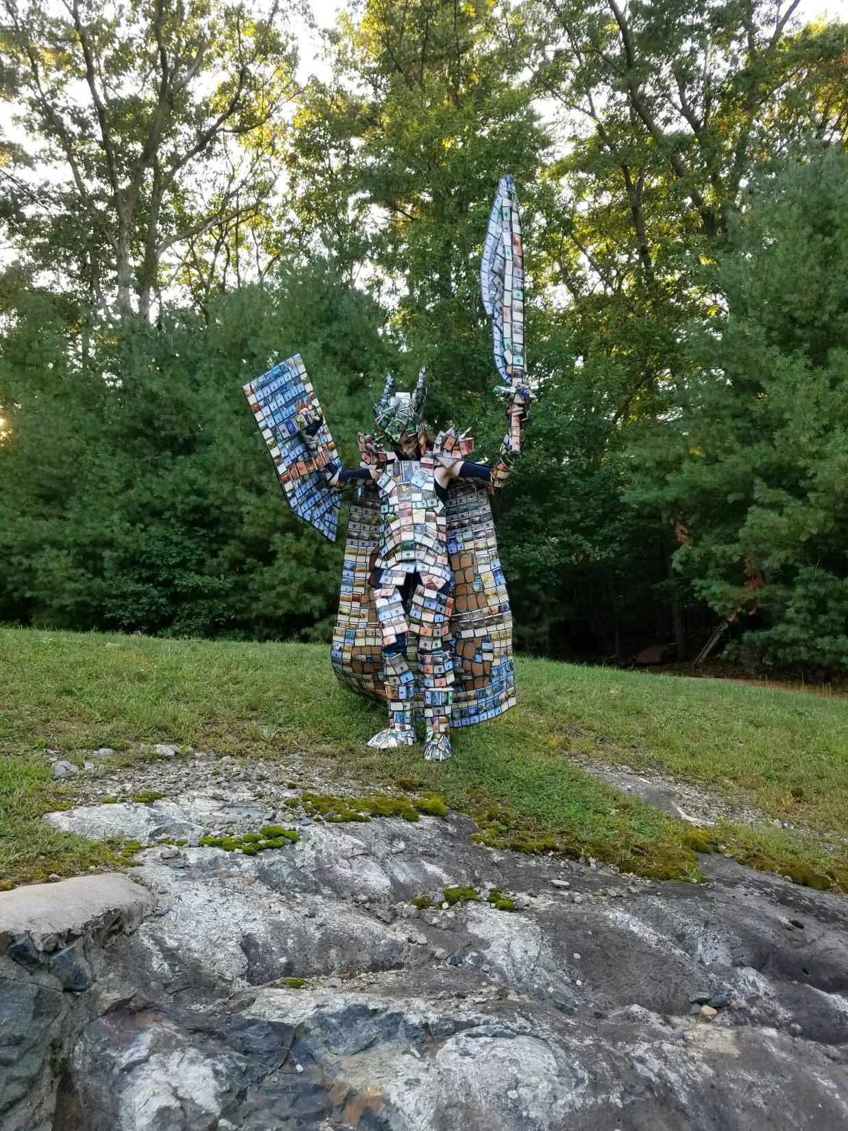 creative-geek-makes-magic-the-gathering-armor-out-of-magic-the-gathering-cards4.jpg