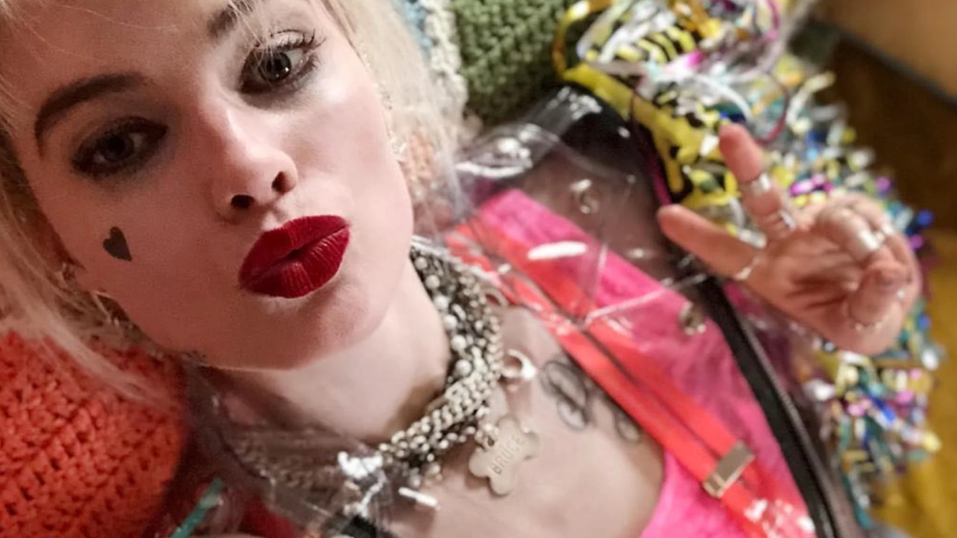 First Photo of Harley Quinn on the Set of ARROW — GeekTyrant