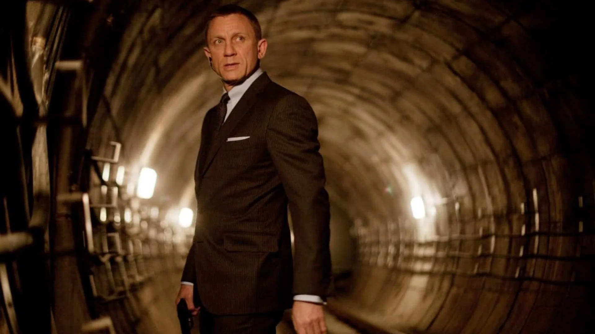 bond-25-halts-production-after-daniel-craig-is-injured-while-shooting-social.jpg