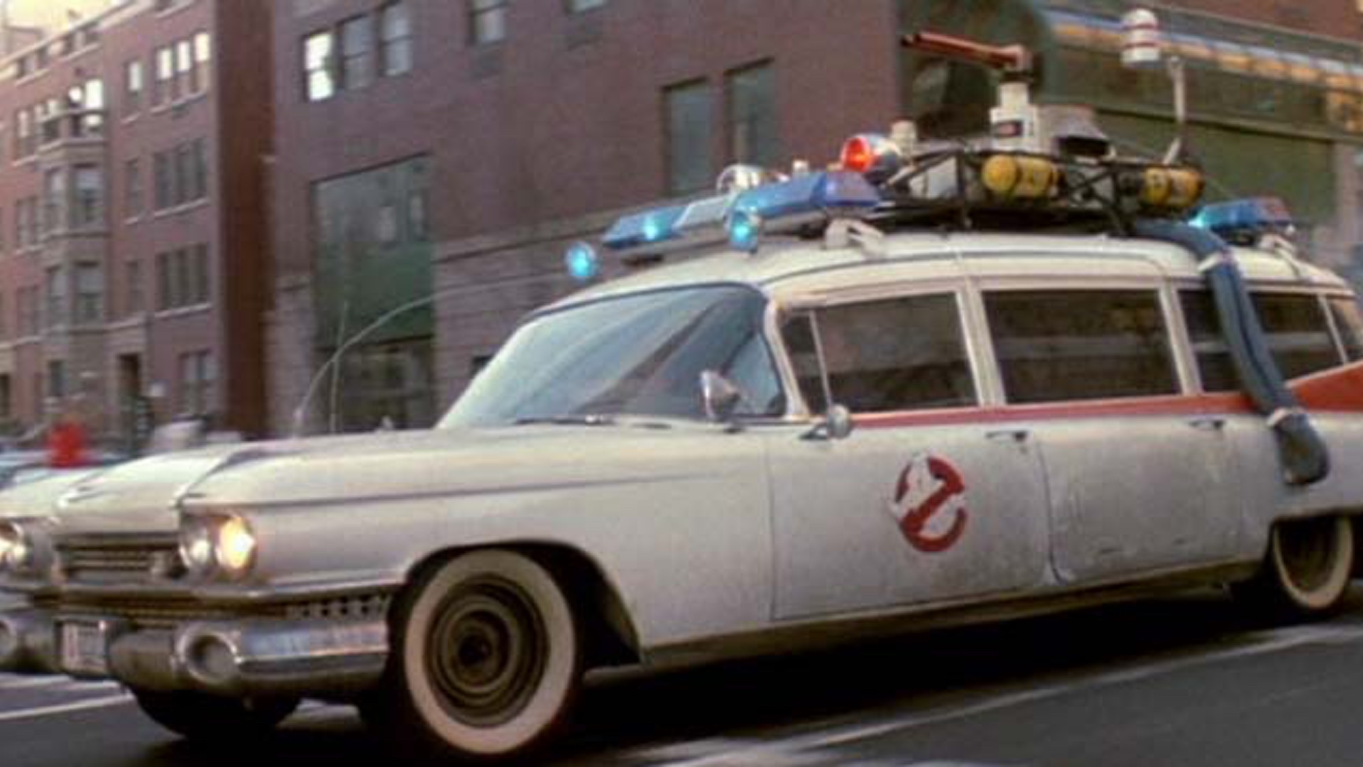 New GHOSTBUSTERS 3 Set Photos Show Off the Beat Up ECTO1 — GeekTyrant