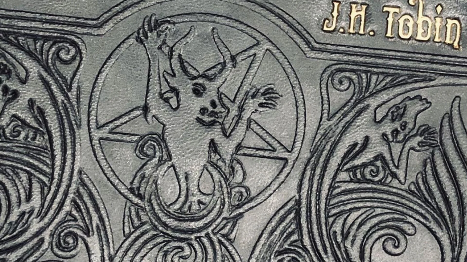 Ghostbusters 3 Director Teases Tobin S Spirit Guide In New Photo