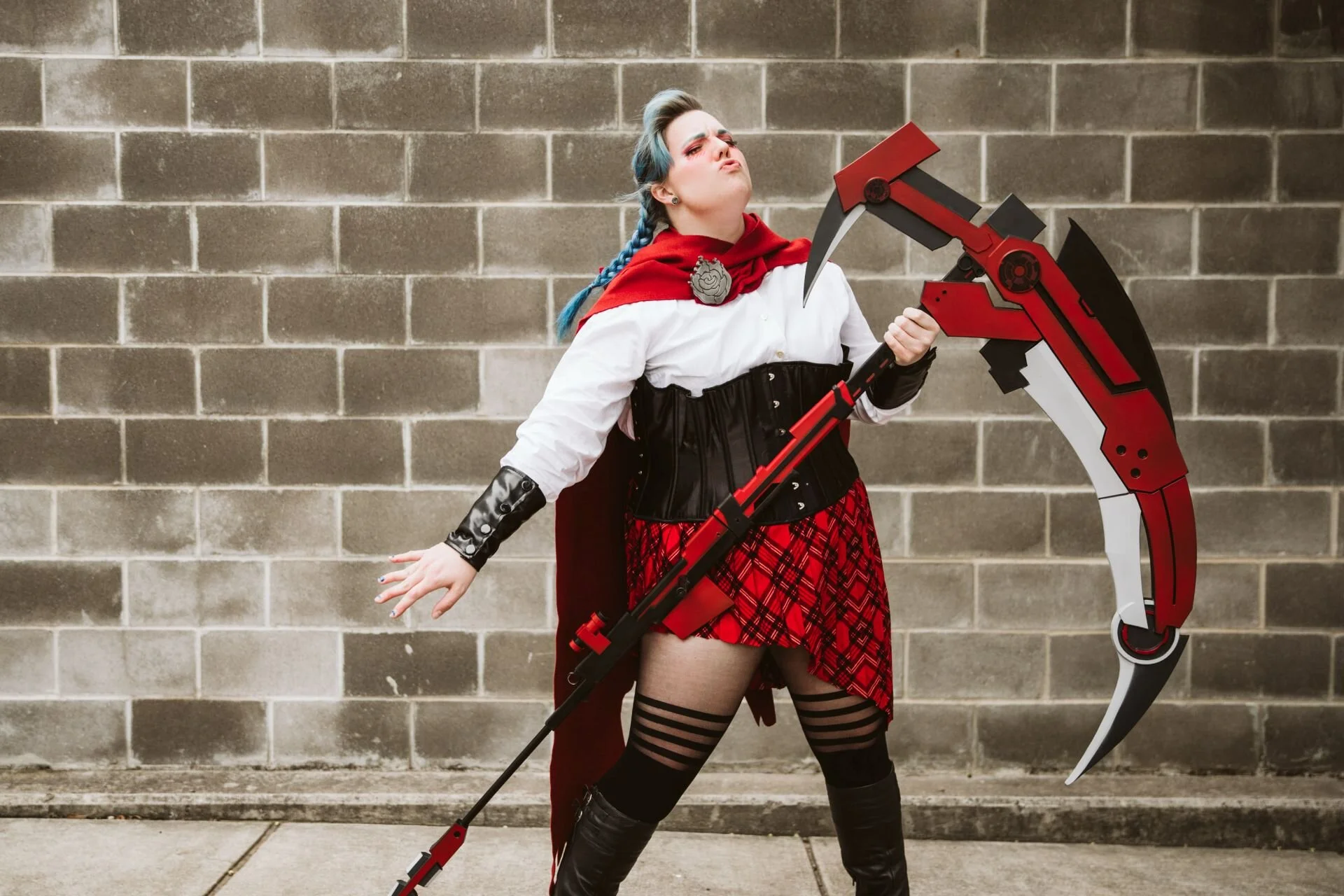Rwby Cosplayers Can Purchase A Crescent Rose From Rooster Teeth Now Geektyrant