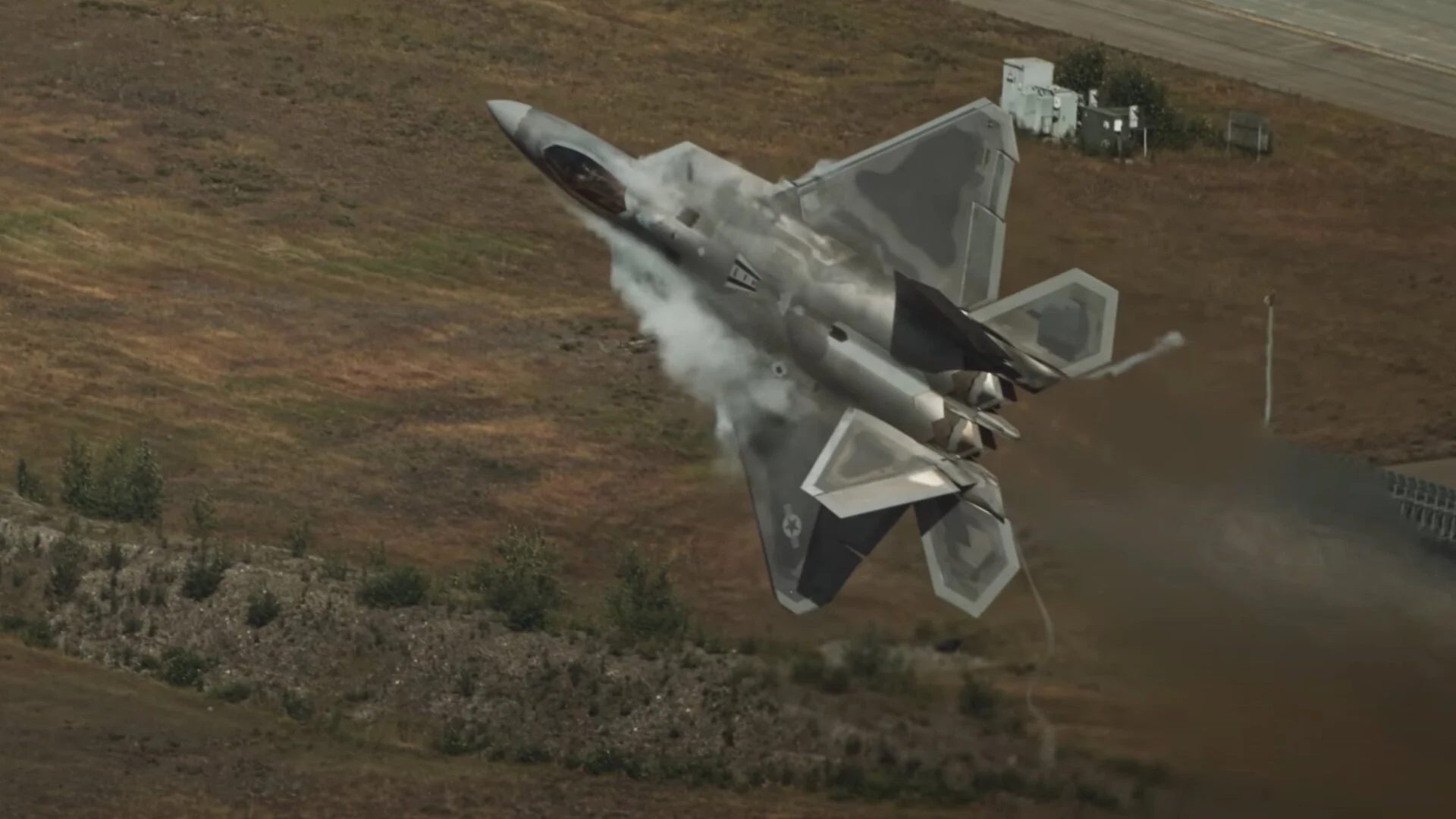 Watch The F-22 Raptor Fighter Jet Awesomely Show Off in This Video
