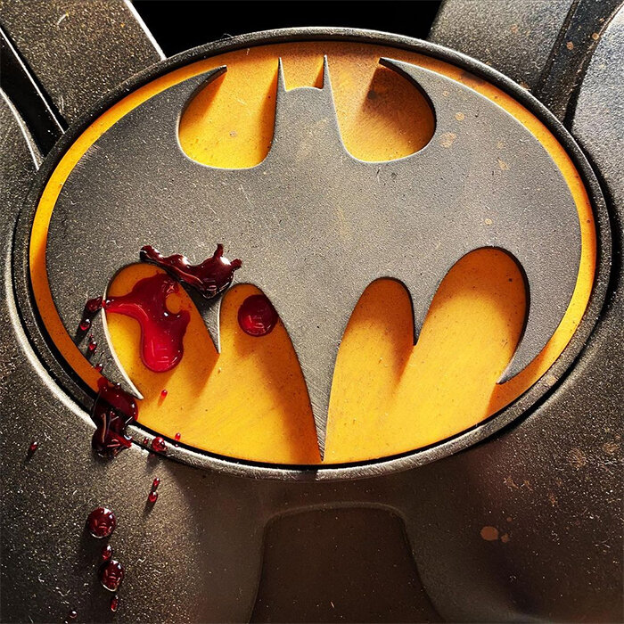 first-photo-tease-of-michael-keatons-batman-suit-in-the-flash-has-a-splash-of-fresh-blood