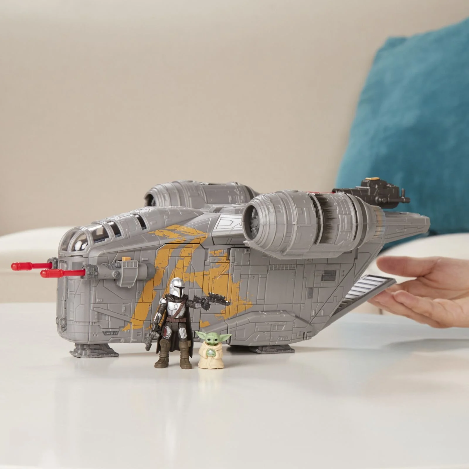 STAR WARS MISSION FLEET RAZOR CREST OUTER RIM RUN Figure and Vehicle 2-Pack - lifestyle 2.jpg