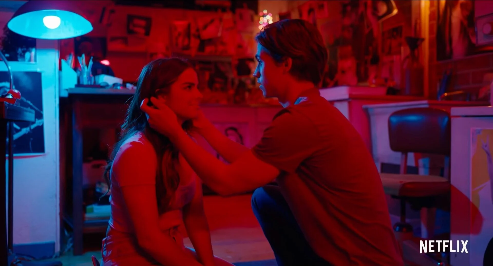 Rae Scene First Trailer for Netflix Remake HE'S ALL THAT Starring Addison Rae and ...