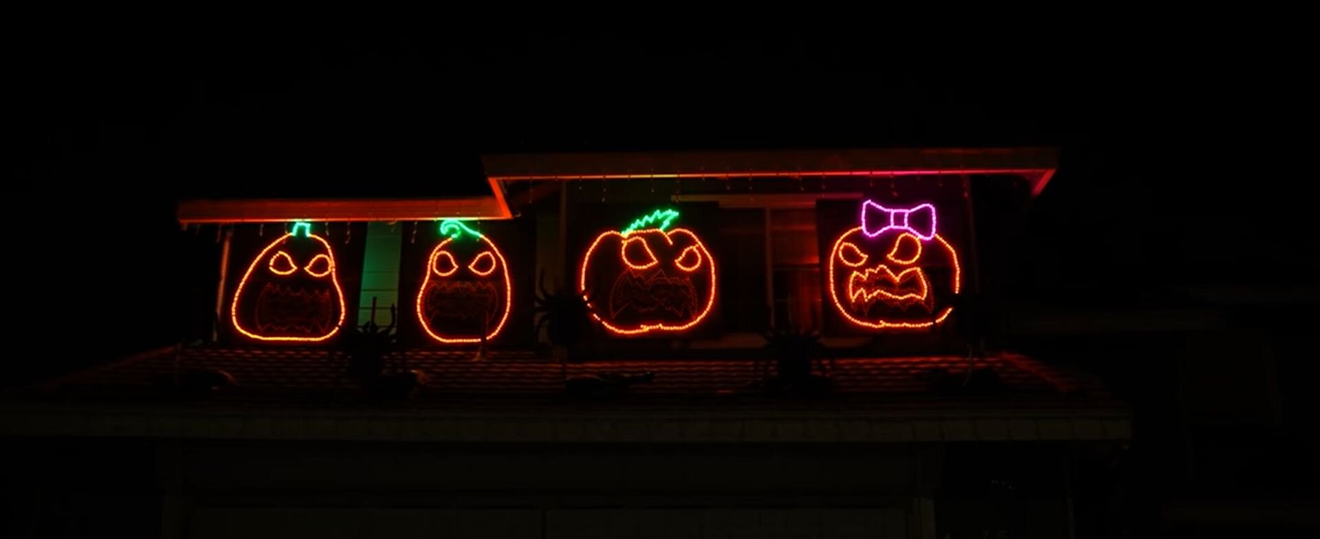 ungdomskriminalitet Konsulat værksted Check Out The Cool Full Halloween Light Show From Magical Light Shows —  GeekTyrant