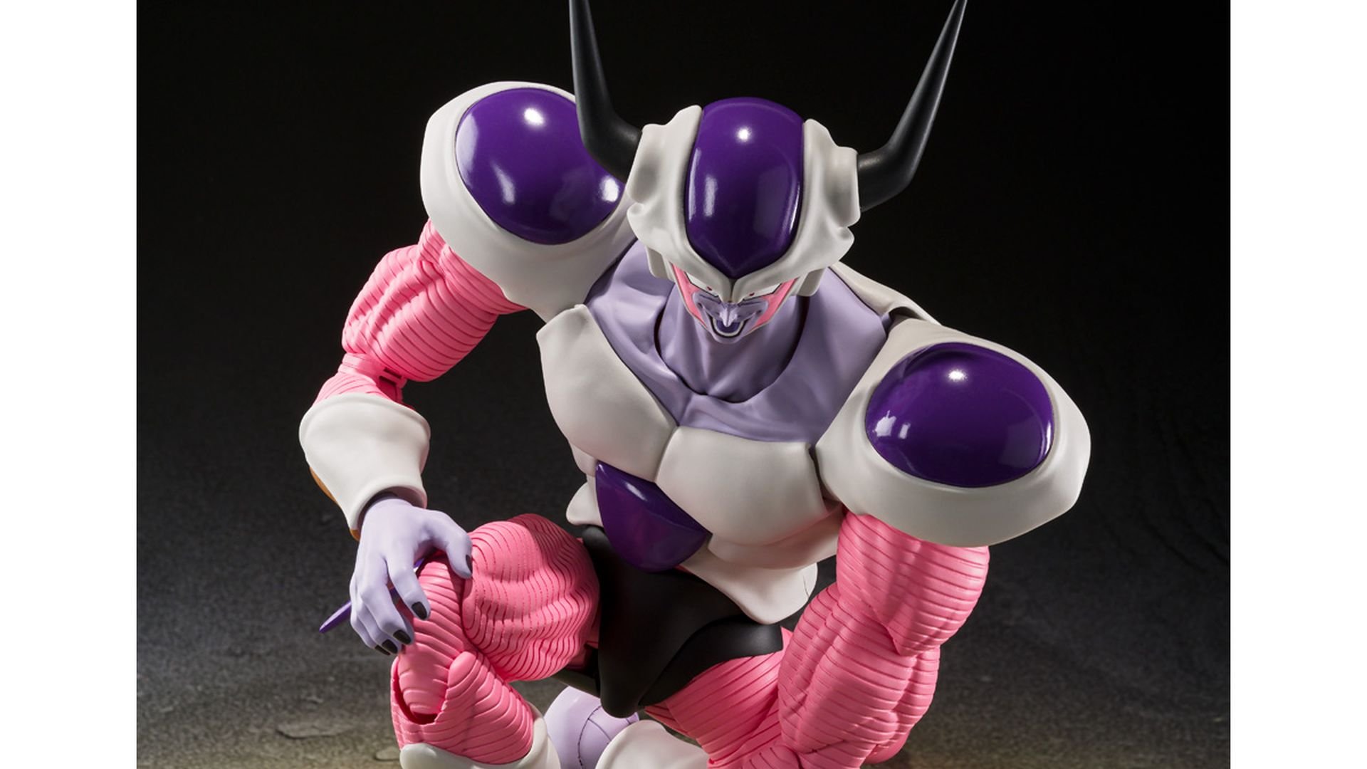 This second form Freeza figure is ready to impale Krillin once again This second form Freeza figure is ready to impale Krillin once again