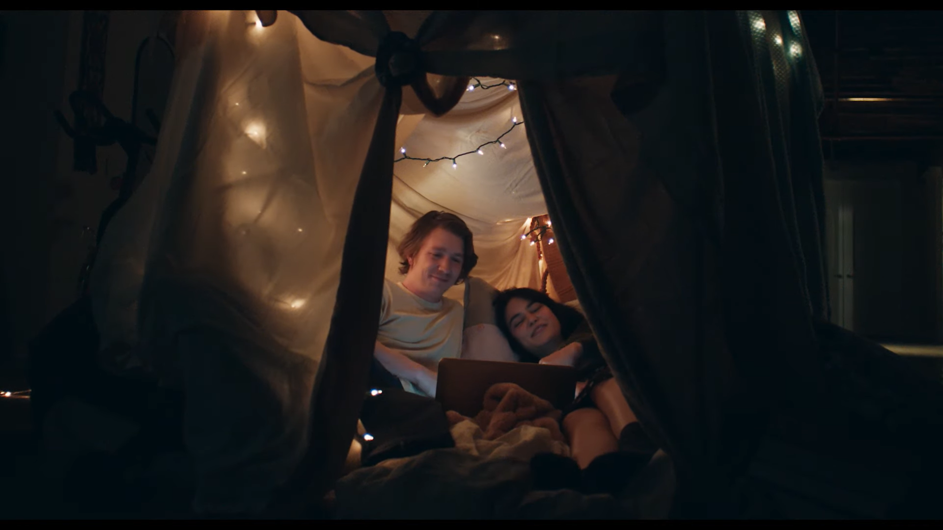 Fantastic trailer for the romantic drama PARACHUTE, Brittany Snow’s directorial debut Fantastic trailer for the romantic drama PARACHUTE, Brittany Snow’s directorial debut