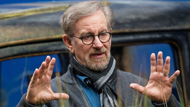 Seth Rogen at work with an excited Steven Spielberg in THE FABELMANS: “I’ve seen him cry dozens of times” Seth Rogen at work with an excited Steven Spielberg in THE FABELMANS: “I’ve seen him cry dozens of times”