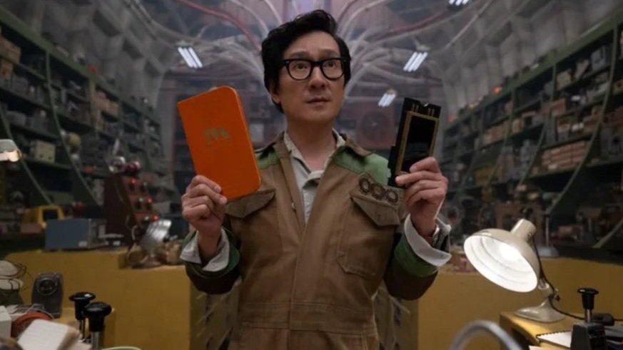 Ke Huy Quan talks how THE GOONIES inspired his performance in LOKI and reveals Tom Hiddleston’s acting advice