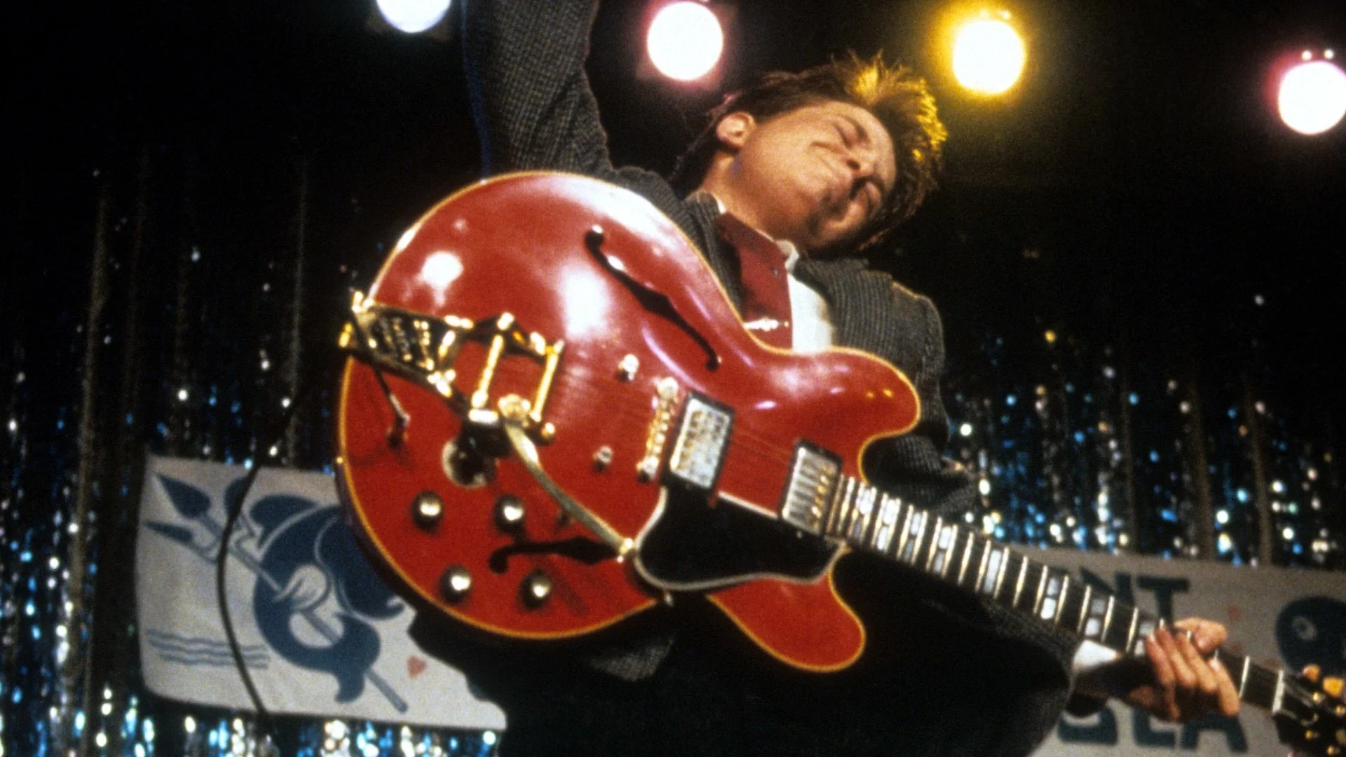Michael J. Fox clarifies BACK TO THE FUTURE’s “inconsistency” between guitar and music Michael J. Fox clarifies BACK TO THE FUTURE’s “inconsistency” between guitar and music