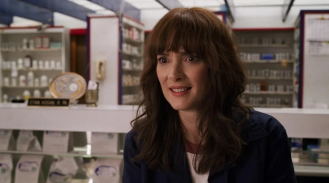 Winona Ryder was the 1980s fact-checker on the set of STRANGERS THINGS and mentor to teen actors Winona Ryder was the 1980s fact-checker on the set of STRANGERS THINGS and mentor to teen actors